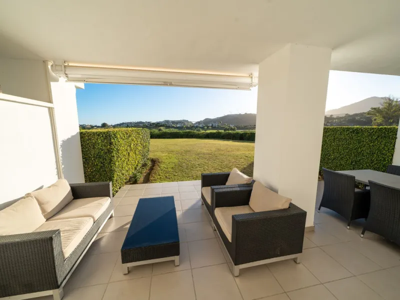 Modern 2-bedroom, 2-bathroom apartment in the sought-after urbanisation Los Robles de Los Arqueros. Enjoy a spacious west-facing terrace with afternoon sun and stunning views over El Higueral golf course. The property comes with a private underground park
