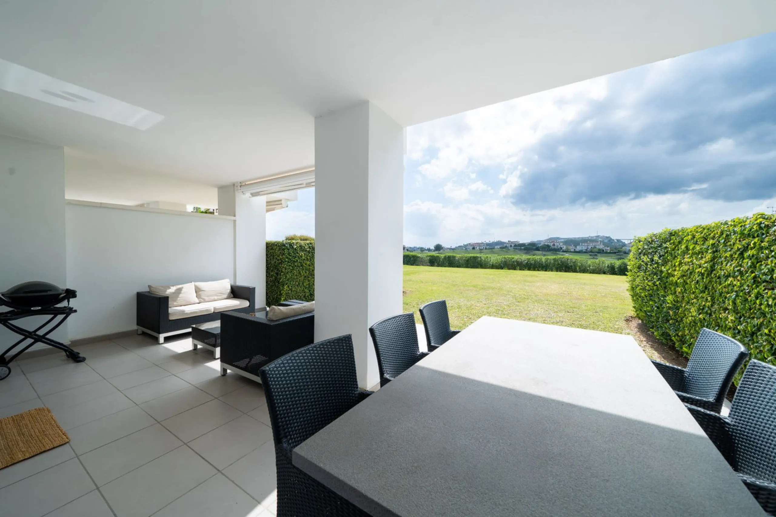 Modern 2-bedroom, 2-bathroom apartment in the sought-after urbanisation Los Robles de Los Arqueros. Enjoy a spacious west-facing terrace with afternoon sun and stunning views over El Higueral golf course. The property comes with a private underground park