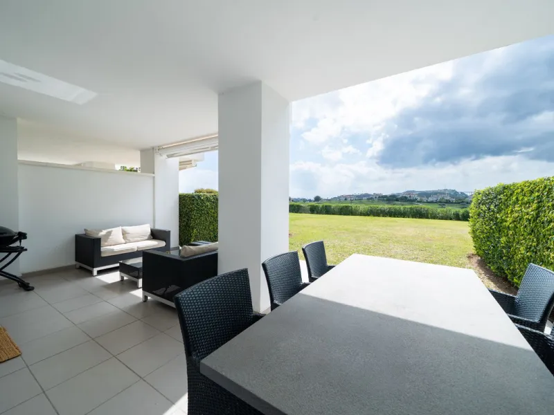 Modern 2-bedroom, 2-bathroom apartment in the sought-after urbanisation Los Robles de Los Arqueros. Enjoy a spacious west-facing terrace with afternoon sun and stunning views over El Higueral golf course. The property comes with a private underground park