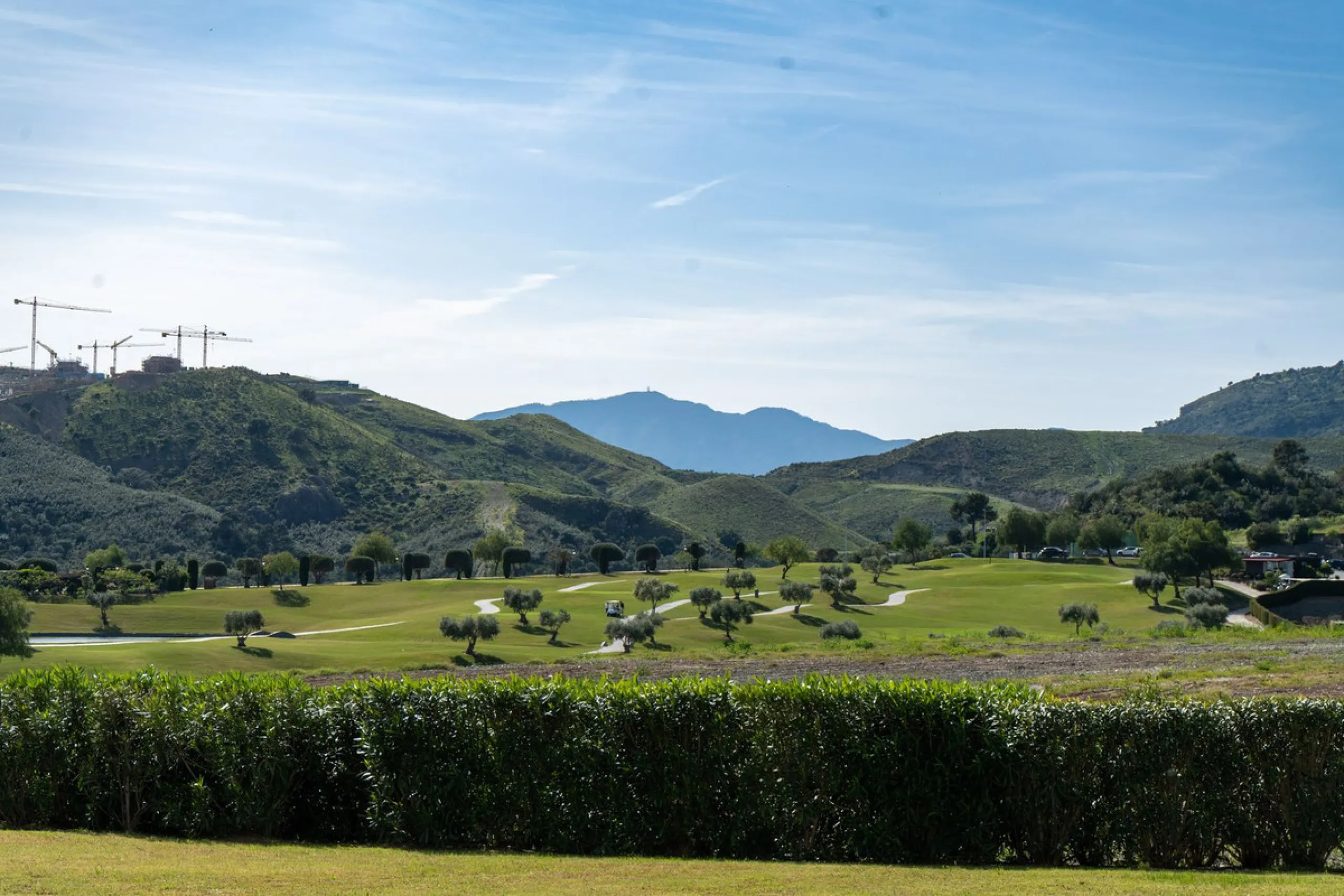 Modern 2-bedroom, 2-bathroom apartment in the sought-after urbanisation Los Robles de Los Arqueros. Enjoy a spacious west-facing terrace with afternoon sun and stunning views over El Higueral golf course. The property comes with a private underground park