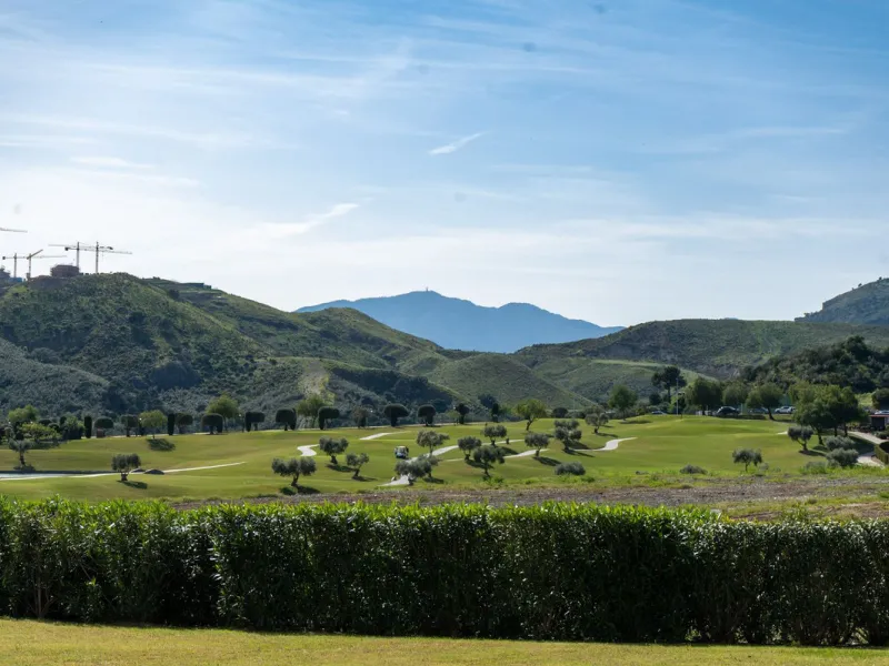 Modern 2-bedroom, 2-bathroom apartment in the sought-after urbanisation Los Robles de Los Arqueros. Enjoy a spacious west-facing terrace with afternoon sun and stunning views over El Higueral golf course. The property comes with a private underground park