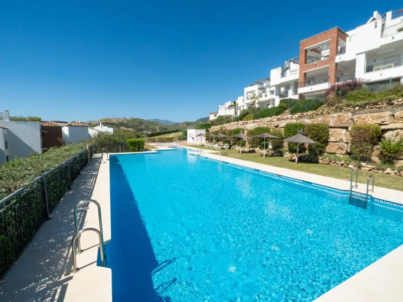 Modern 2-bedroom, 2-bathroom apartment in the sought-after urbanisation Los Robles de Los Arqueros. Enjoy a spacious west-facing terrace with afternoon sun and stunning views over El Higueral golf course. The property comes with a private underground park