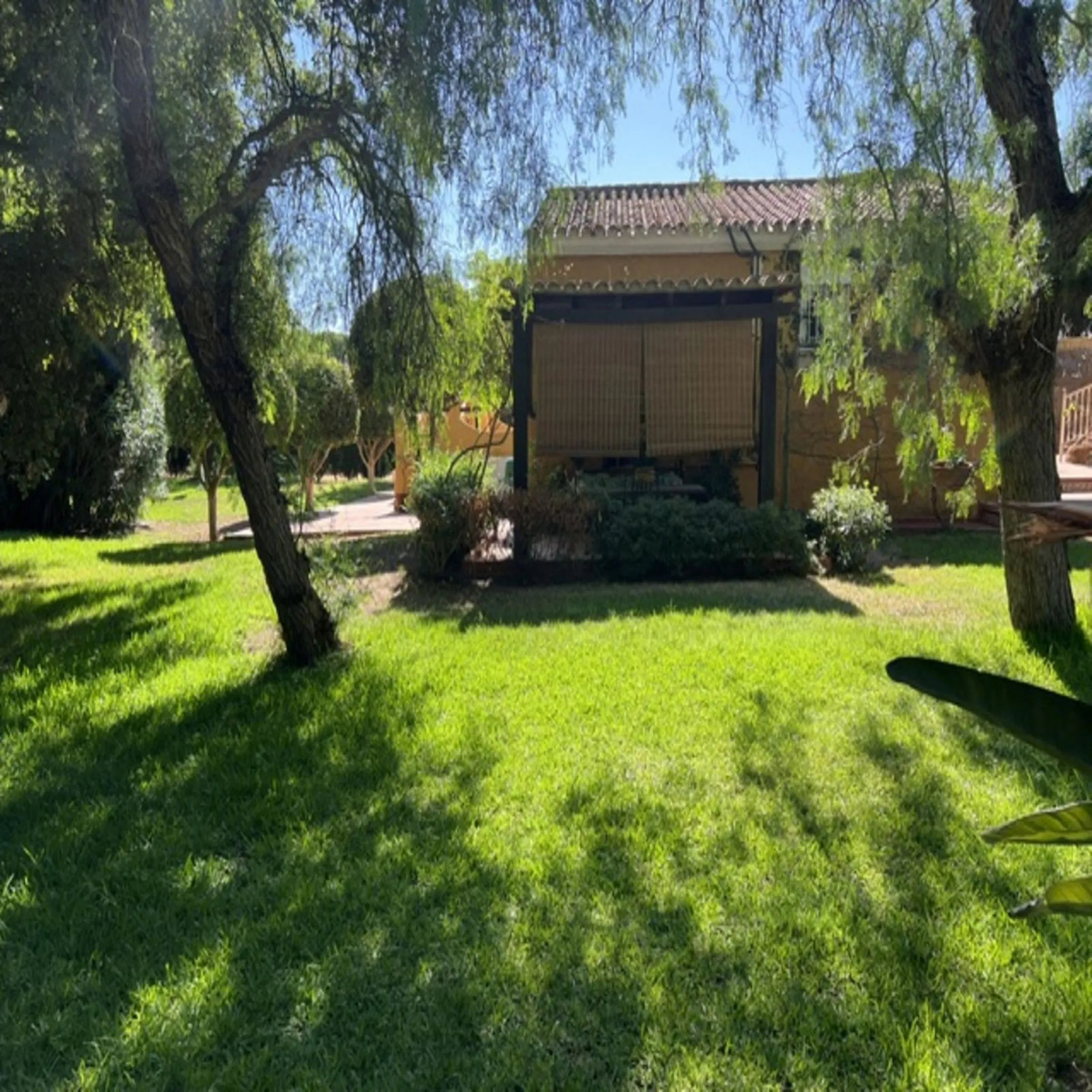 House - Detached Villa в продаже в Marbella, Málaga. В доме 3 спален и 2 ванных комнат. Площадь дома 148 м². Площадь участка 1575 м²