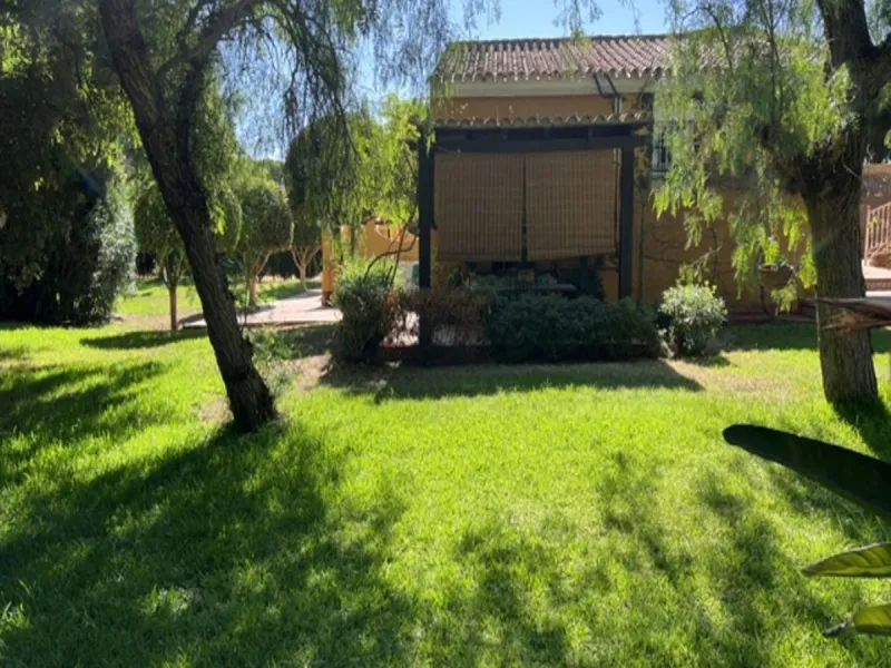 House - Detached Villa в продаже в Marbella, Málaga. В доме 3 спален и 2 ванных комнат. Площадь дома 148 м². Площадь участка 1575 м²