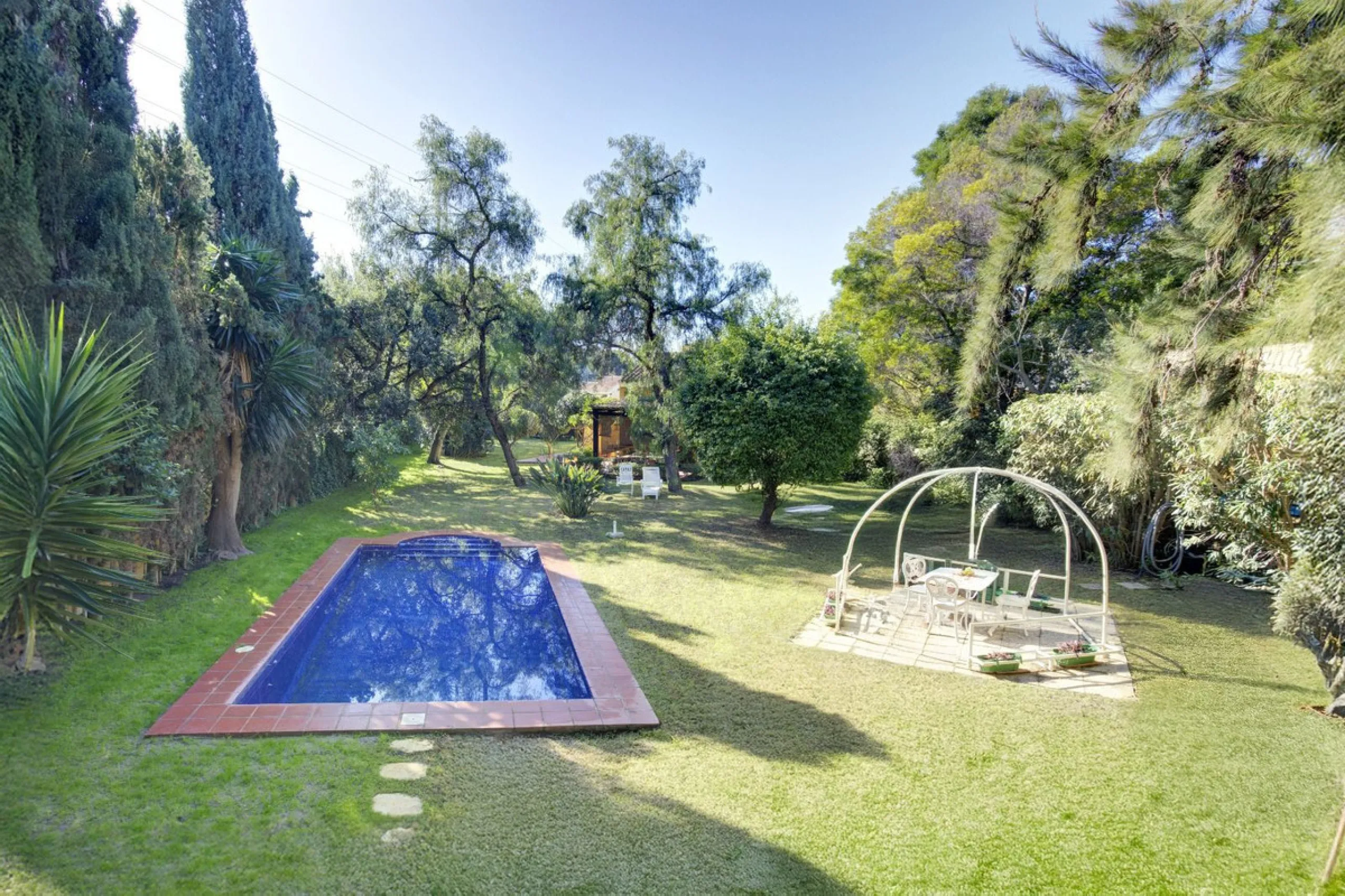 House - Detached Villa в продаже в Marbella, Málaga. В доме 3 спален и 2 ванных комнат. Площадь дома 148 м². Площадь участка 1575 м²