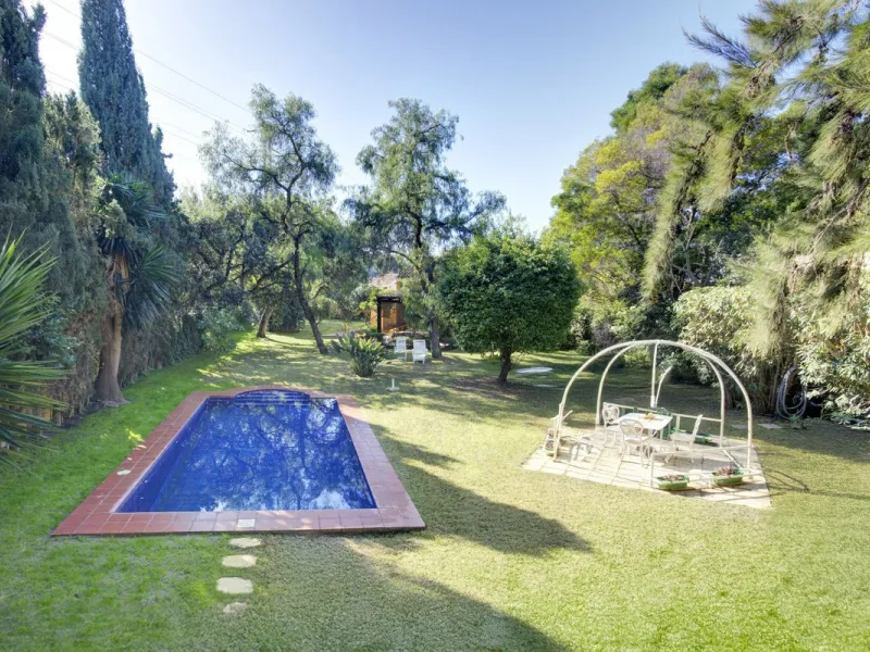 House - Detached Villa в продаже в Marbella, Málaga. В доме 3 спален и 2 ванных комнат. Площадь дома 148 м². Площадь участка 1575 м²