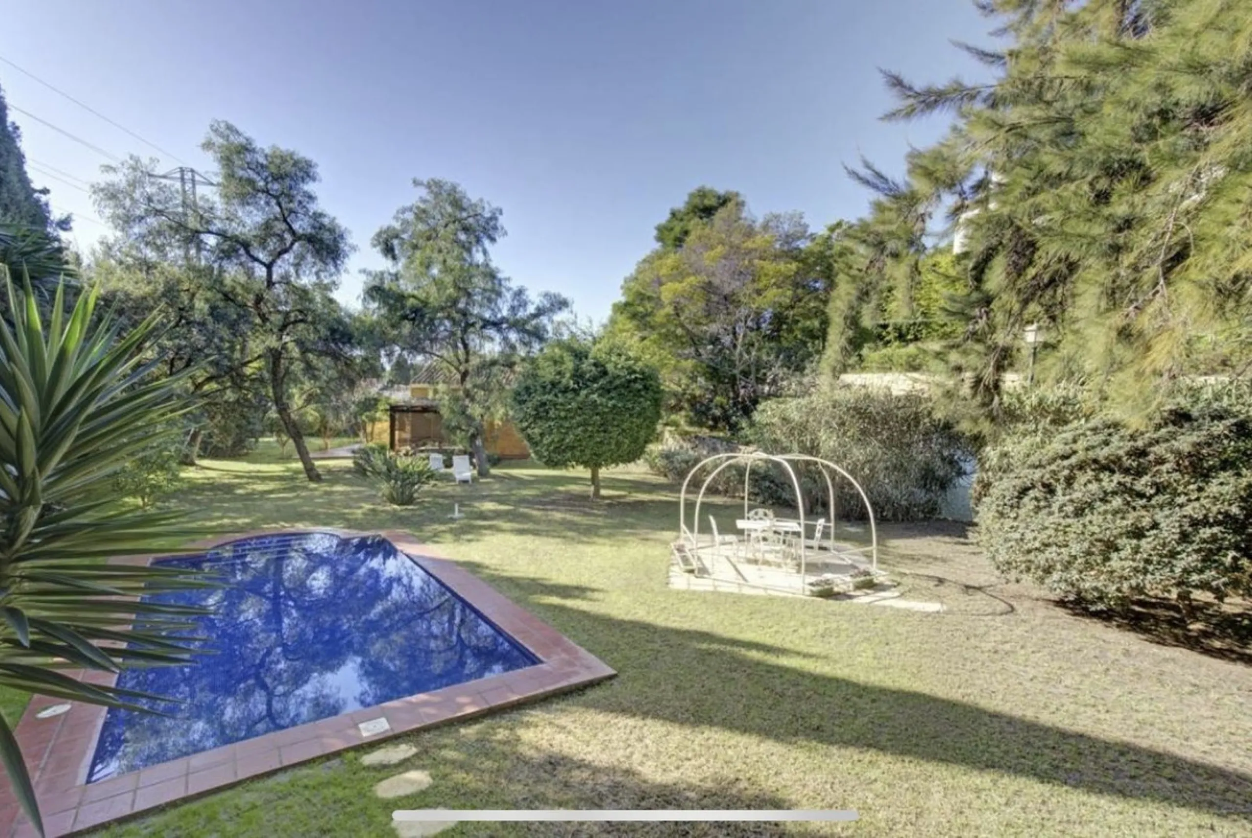 House - Detached Villa в продаже в Marbella, Málaga. В доме 3 спален и 2 ванных комнат. Площадь дома 148 м². Площадь участка 1575 м²