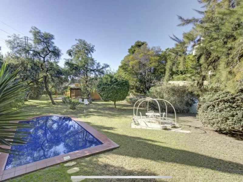 House - Detached Villa в продаже в Marbella, Málaga. В доме 3 спален и 2 ванных комнат. Площадь дома 148 м². Площадь участка 1575 м²