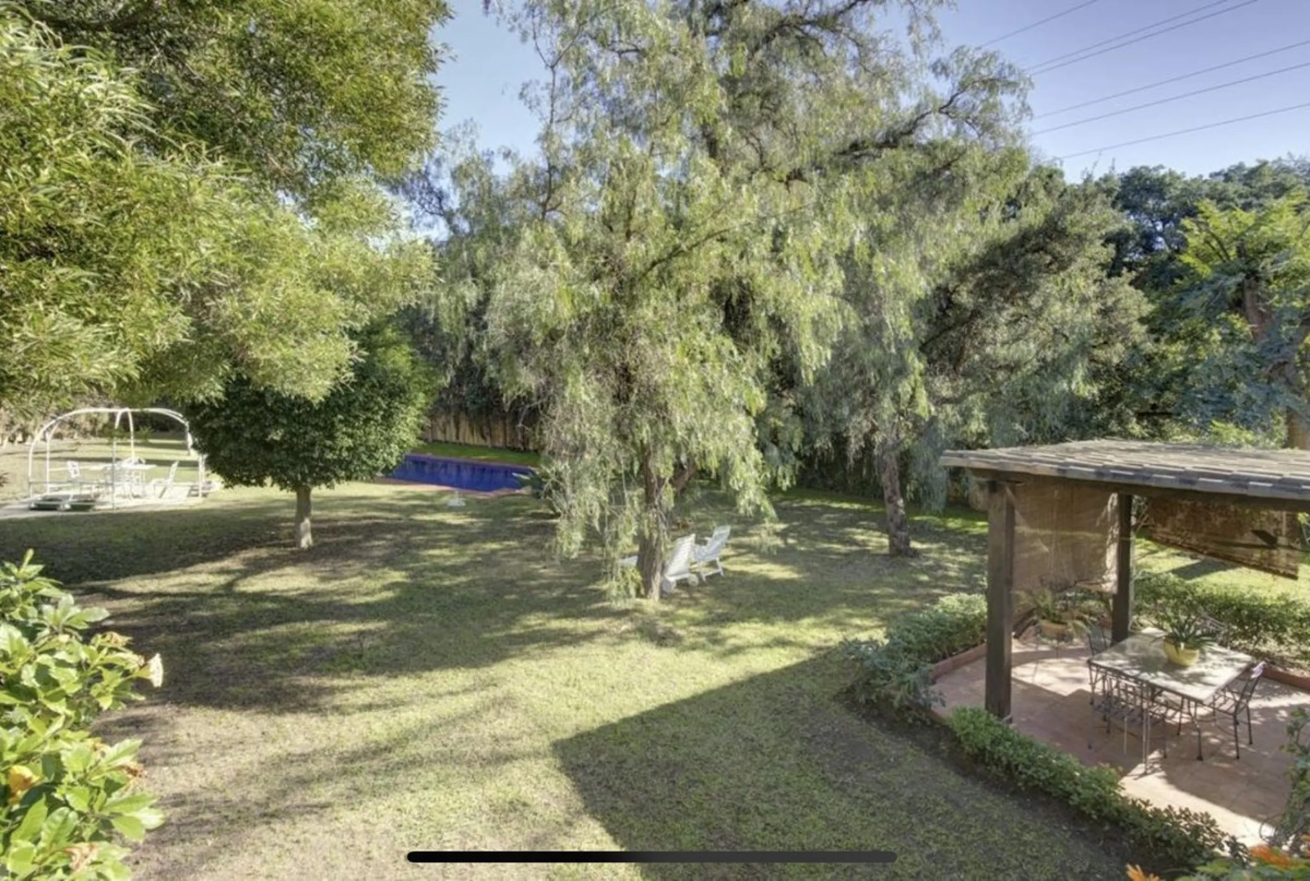 House - Detached Villa в продаже в Marbella, Málaga. В доме 3 спален и 2 ванных комнат. Площадь дома 148 м². Площадь участка 1575 м²
