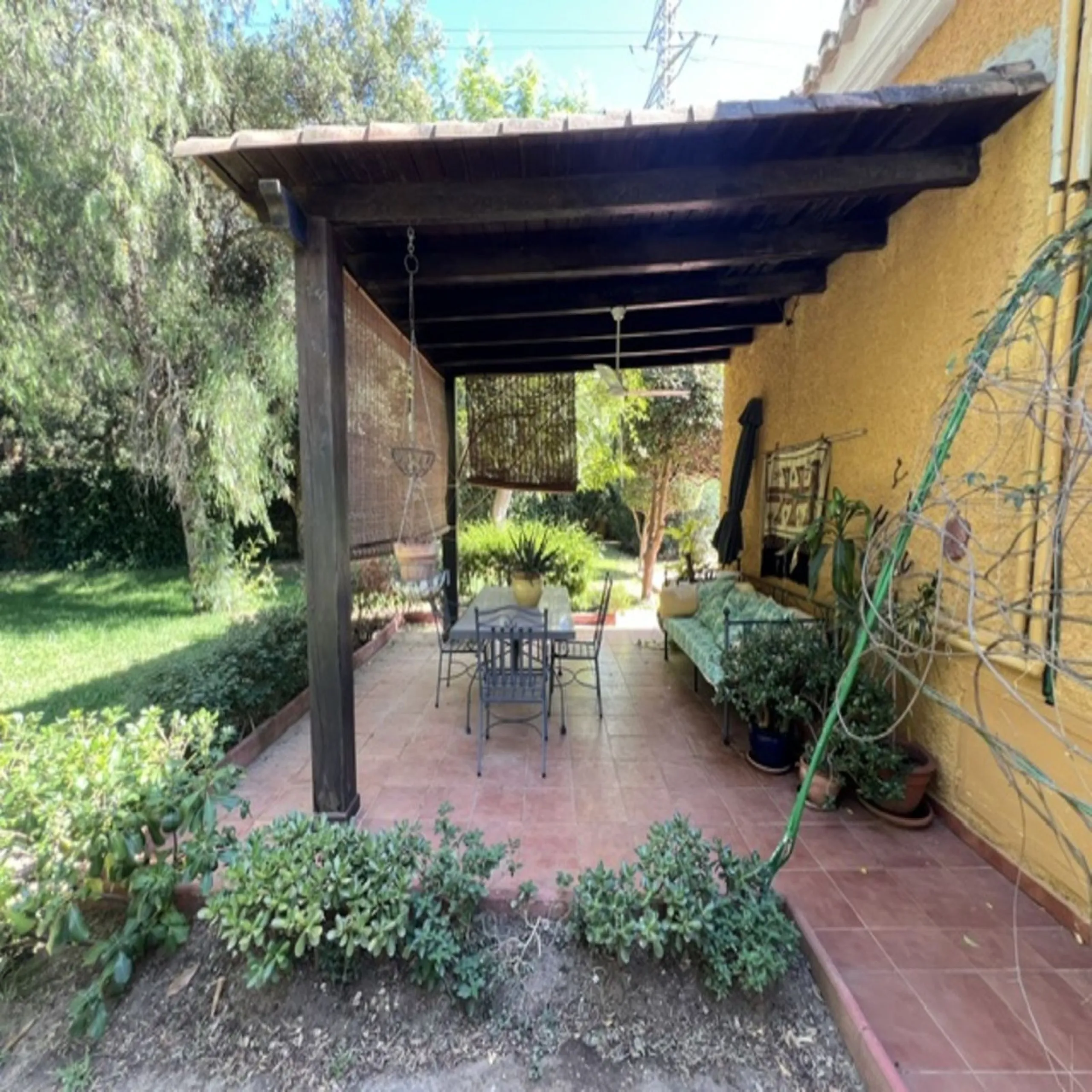 House - Detached Villa в продаже в Marbella, Málaga. В доме 3 спален и 2 ванных комнат. Площадь дома 148 м². Площадь участка 1575 м²