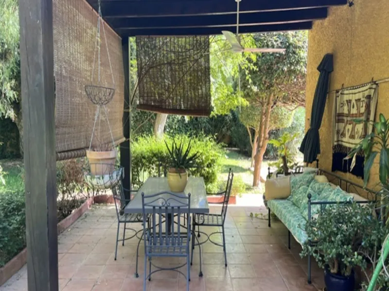 House - Detached Villa в продаже в Marbella, Málaga. В доме 3 спален и 2 ванных комнат. Площадь дома 148 м². Площадь участка 1575 м²