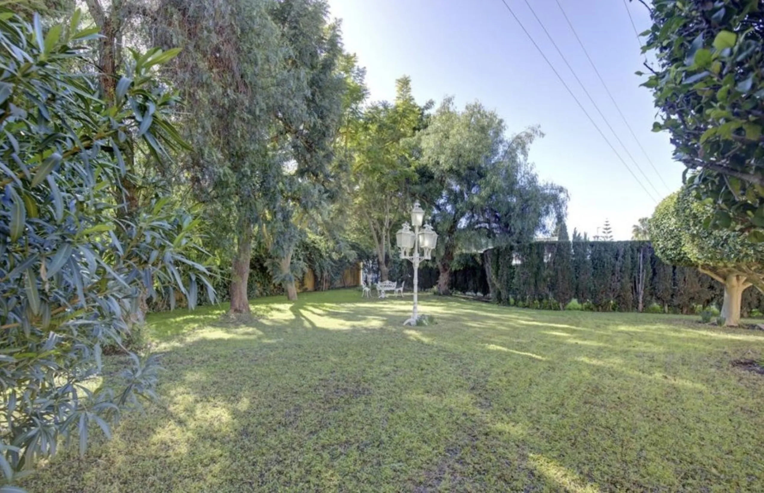 House - Detached Villa в продаже в Marbella, Málaga. В доме 3 спален и 2 ванных комнат. Площадь дома 148 м². Площадь участка 1575 м²