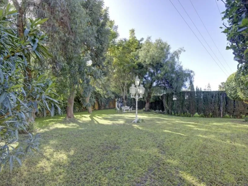 House - Detached Villa в продаже в Marbella, Málaga. В доме 3 спален и 2 ванных комнат. Площадь дома 148 м². Площадь участка 1575 м²