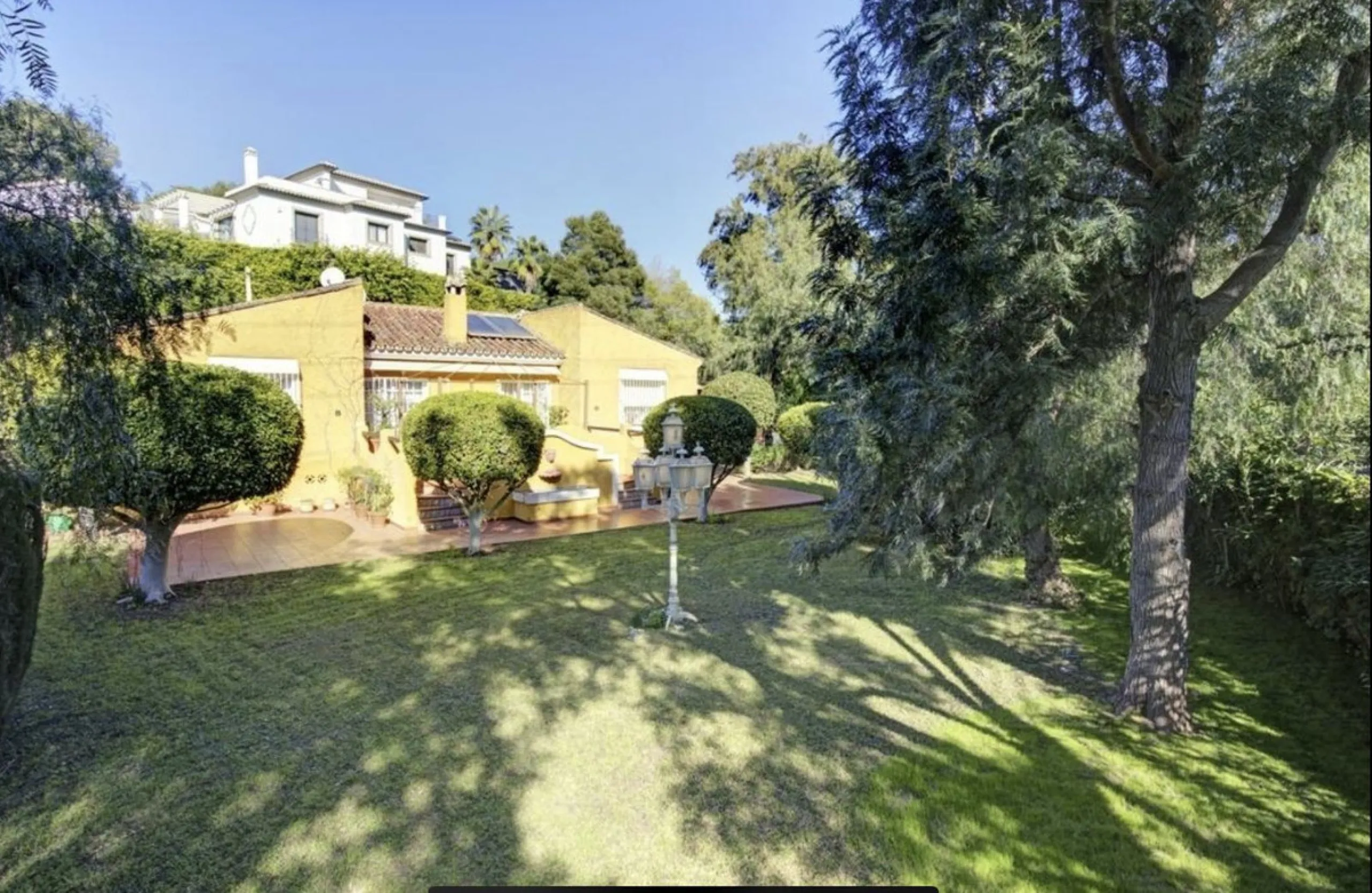 House - Detached Villa в продаже в Marbella, Málaga. В доме 3 спален и 2 ванных комнат. Площадь дома 148 м². Площадь участка 1575 м²