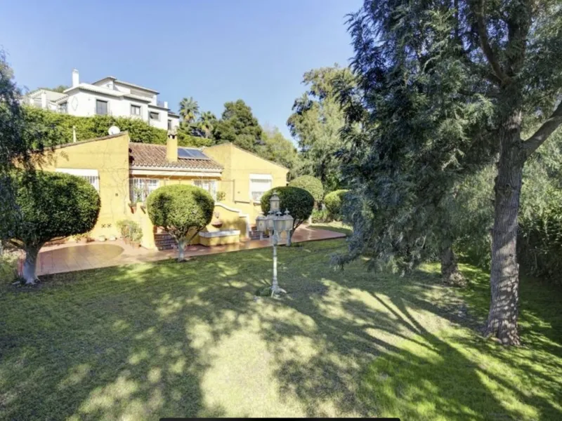 House - Detached Villa в продаже в Marbella, Málaga. В доме 3 спален и 2 ванных комнат. Площадь дома 148 м². Площадь участка 1575 м²