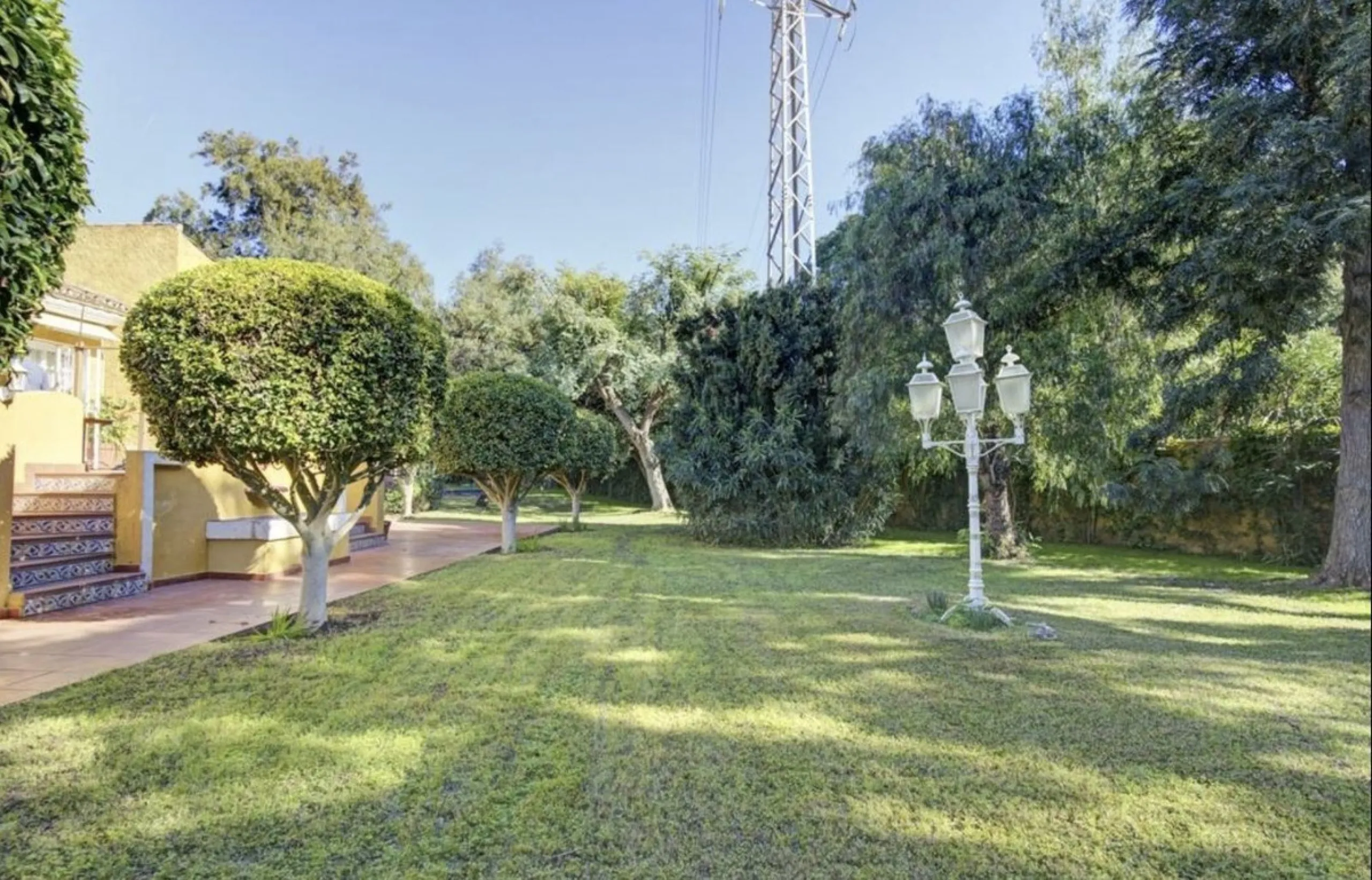 House - Detached Villa в продаже в Marbella, Málaga. В доме 3 спален и 2 ванных комнат. Площадь дома 148 м². Площадь участка 1575 м²