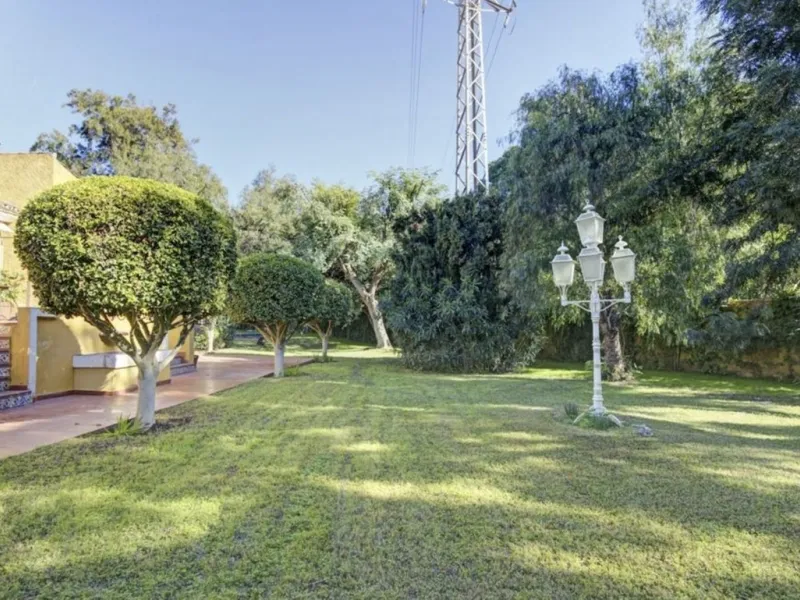 House - Detached Villa в продаже в Marbella, Málaga. В доме 3 спален и 2 ванных комнат. Площадь дома 148 м². Площадь участка 1575 м²