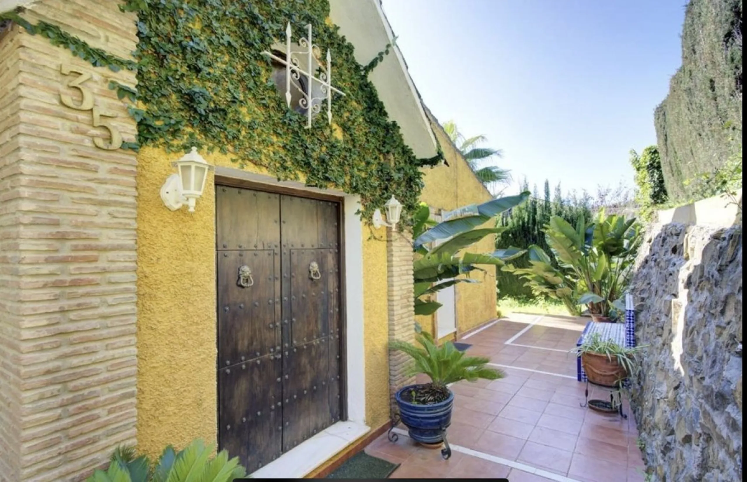 House - Detached Villa в продаже в Marbella, Málaga. В доме 3 спален и 2 ванных комнат. Площадь дома 148 м². Площадь участка 1575 м²