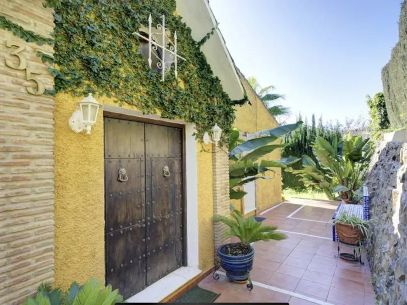 House - Detached Villa в продаже в Marbella, Málaga. В доме 3 спален и 2 ванных комнат. Площадь дома 148 м². Площадь участка 1575 м²