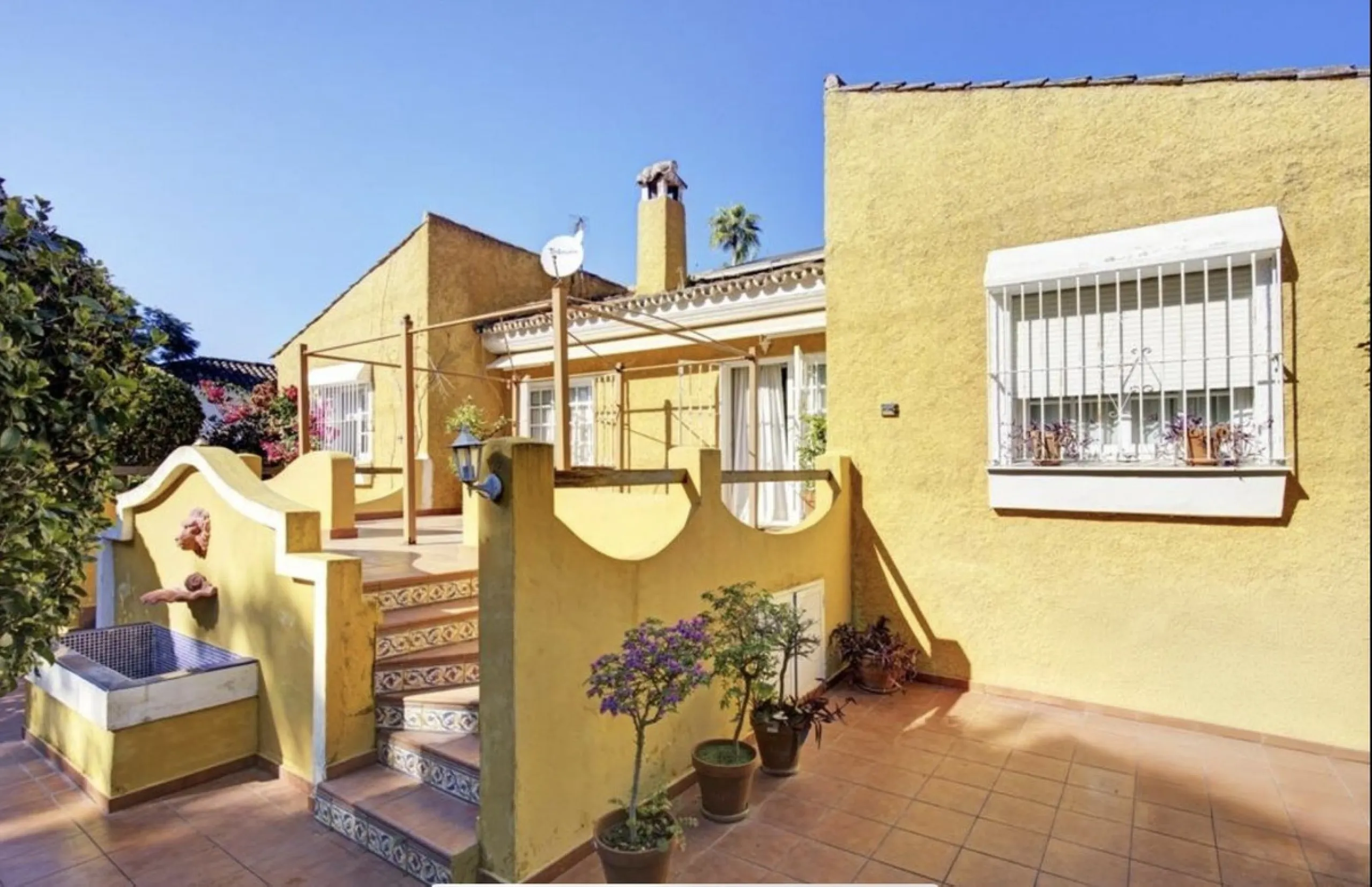 House - Detached Villa в продаже в Marbella, Málaga. В доме 3 спален и 2 ванных комнат. Площадь дома 148 м². Площадь участка 1575 м²