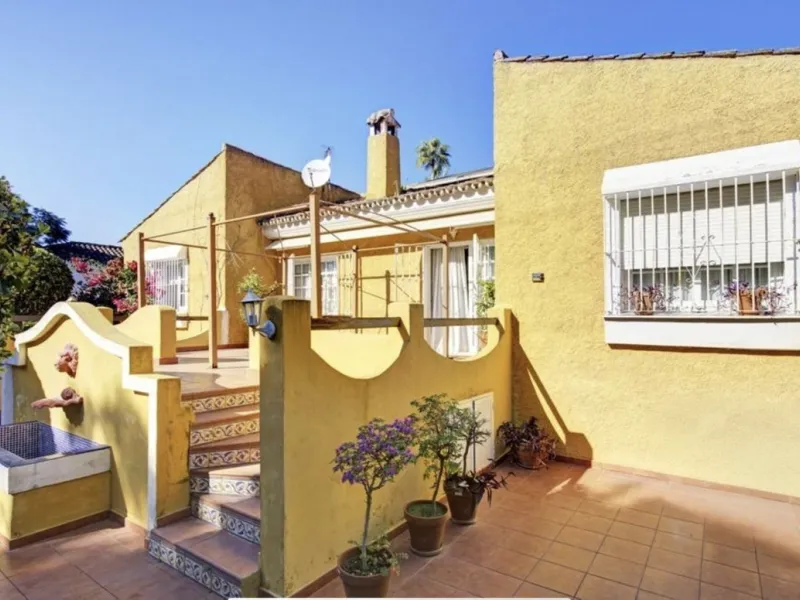 House - Detached Villa в продаже в Marbella, Málaga. В доме 3 спален и 2 ванных комнат. Площадь дома 148 м². Площадь участка 1575 м²