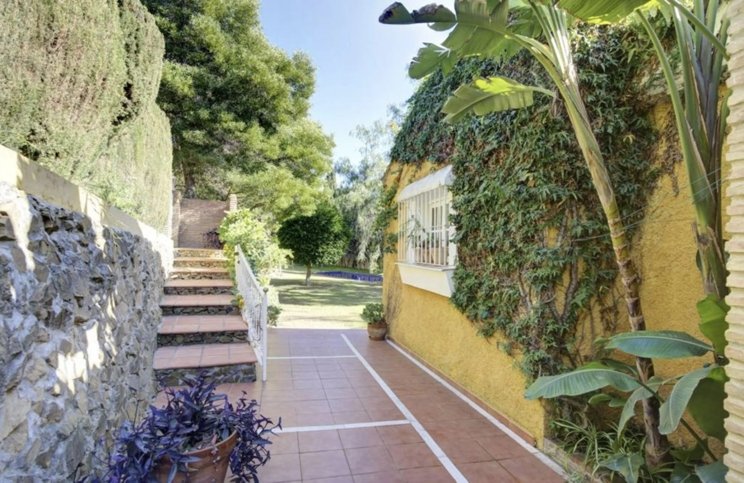 House - Detached Villa в продаже в Marbella, Málaga. В доме 3 спален и 2 ванных комнат. Площадь дома 148 м². Площадь участка 1575 м²