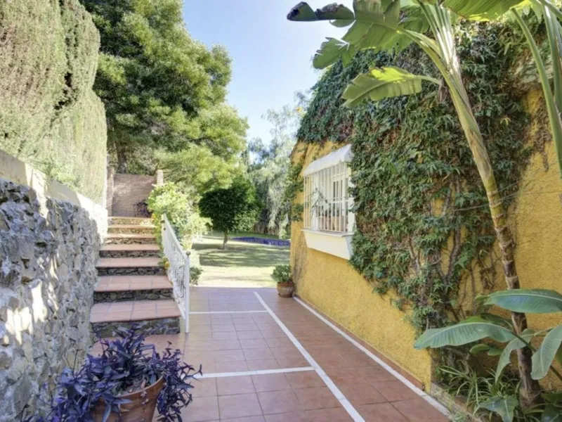 House - Detached Villa в продаже в Marbella, Málaga. В доме 3 спален и 2 ванных комнат. Площадь дома 148 м². Площадь участка 1575 м²