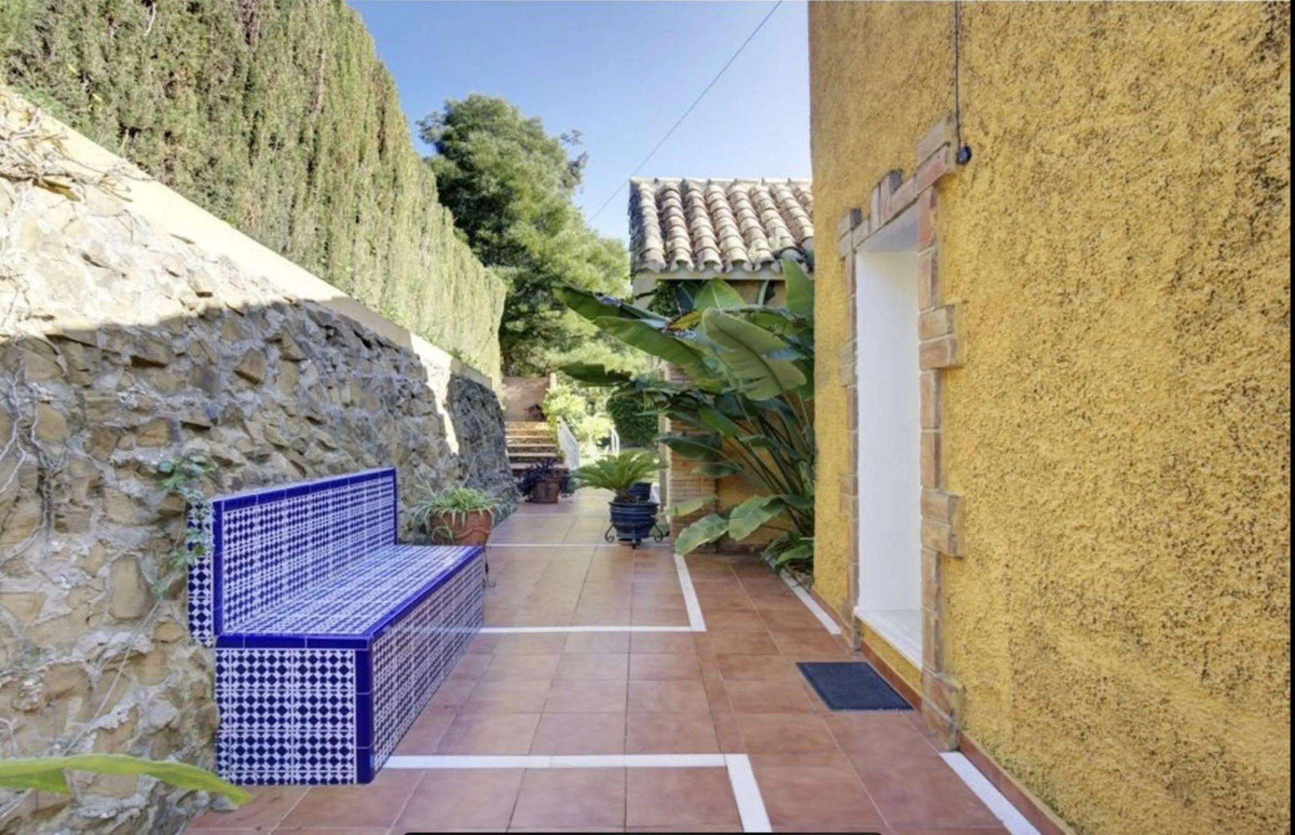 House - Detached Villa в продаже в Marbella, Málaga. В доме 3 спален и 2 ванных комнат. Площадь дома 148 м². Площадь участка 1575 м²