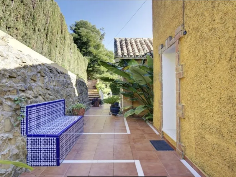 House - Detached Villa в продаже в Marbella, Málaga. В доме 3 спален и 2 ванных комнат. Площадь дома 148 м². Площадь участка 1575 м²