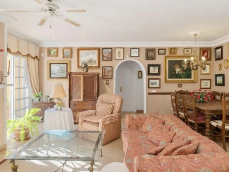 House - Detached Villa в продаже в Marbella, Málaga. В доме 3 спален и 2 ванных комнат. Площадь дома 148 м². Площадь участка 1575 м²