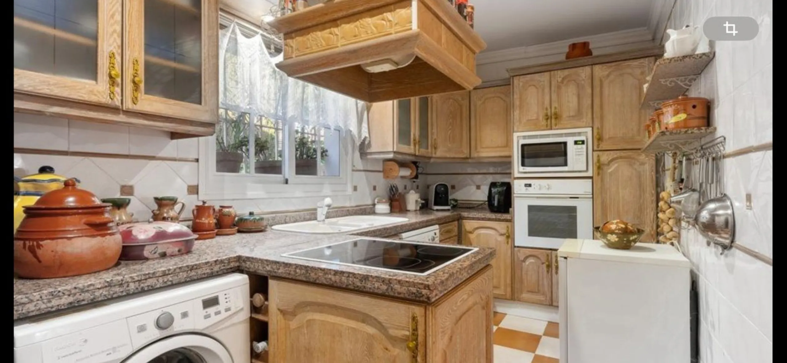 House - Detached Villa в продаже в Marbella, Málaga. В доме 3 спален и 2 ванных комнат. Площадь дома 148 м². Площадь участка 1575 м²