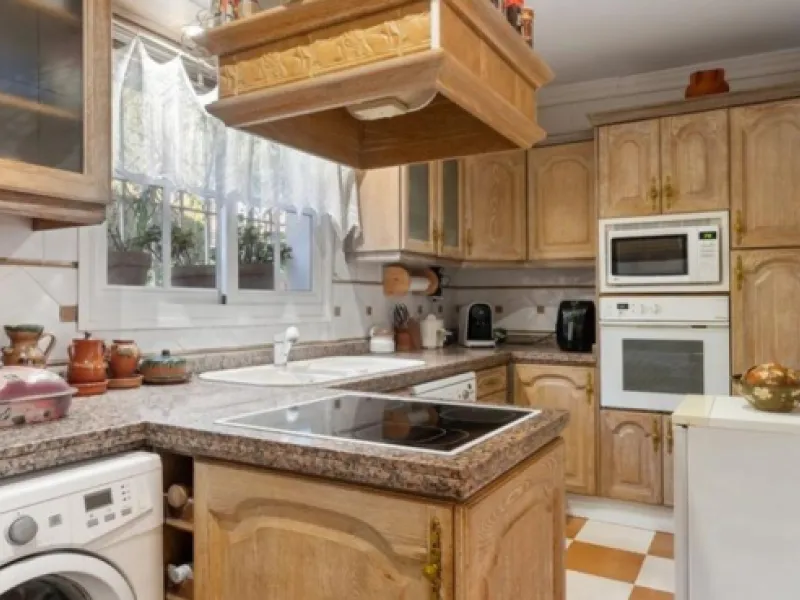 House - Detached Villa в продаже в Marbella, Málaga. В доме 3 спален и 2 ванных комнат. Площадь дома 148 м². Площадь участка 1575 м²