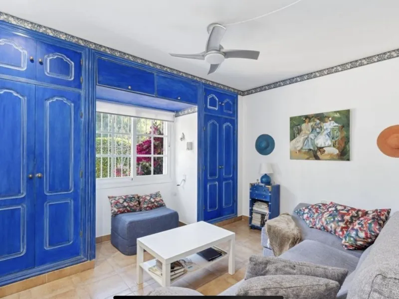 House - Detached Villa в продаже в Marbella, Málaga. В доме 3 спален и 2 ванных комнат. Площадь дома 148 м². Площадь участка 1575 м²