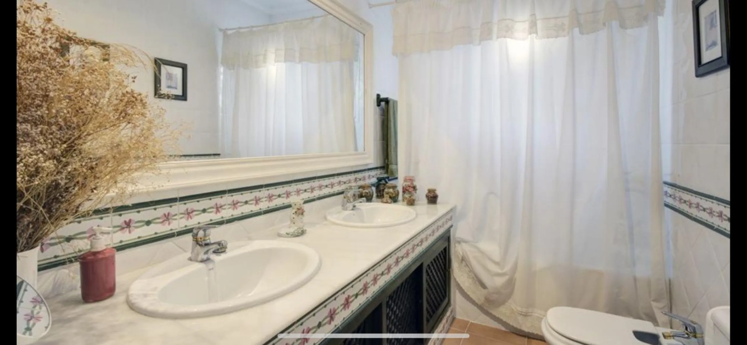 House - Detached Villa в продаже в Marbella, Málaga. В доме 3 спален и 2 ванных комнат. Площадь дома 148 м². Площадь участка 1575 м²