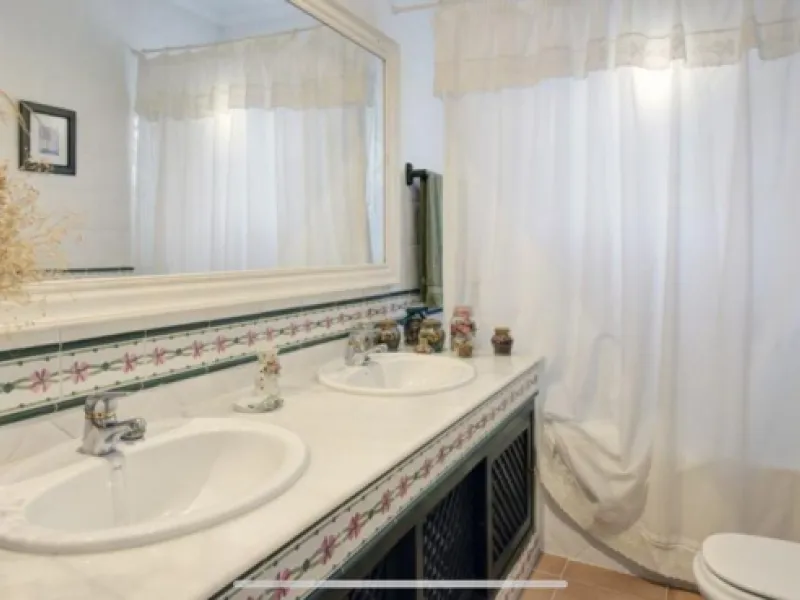 House - Detached Villa в продаже в Marbella, Málaga. В доме 3 спален и 2 ванных комнат. Площадь дома 148 м². Площадь участка 1575 м²