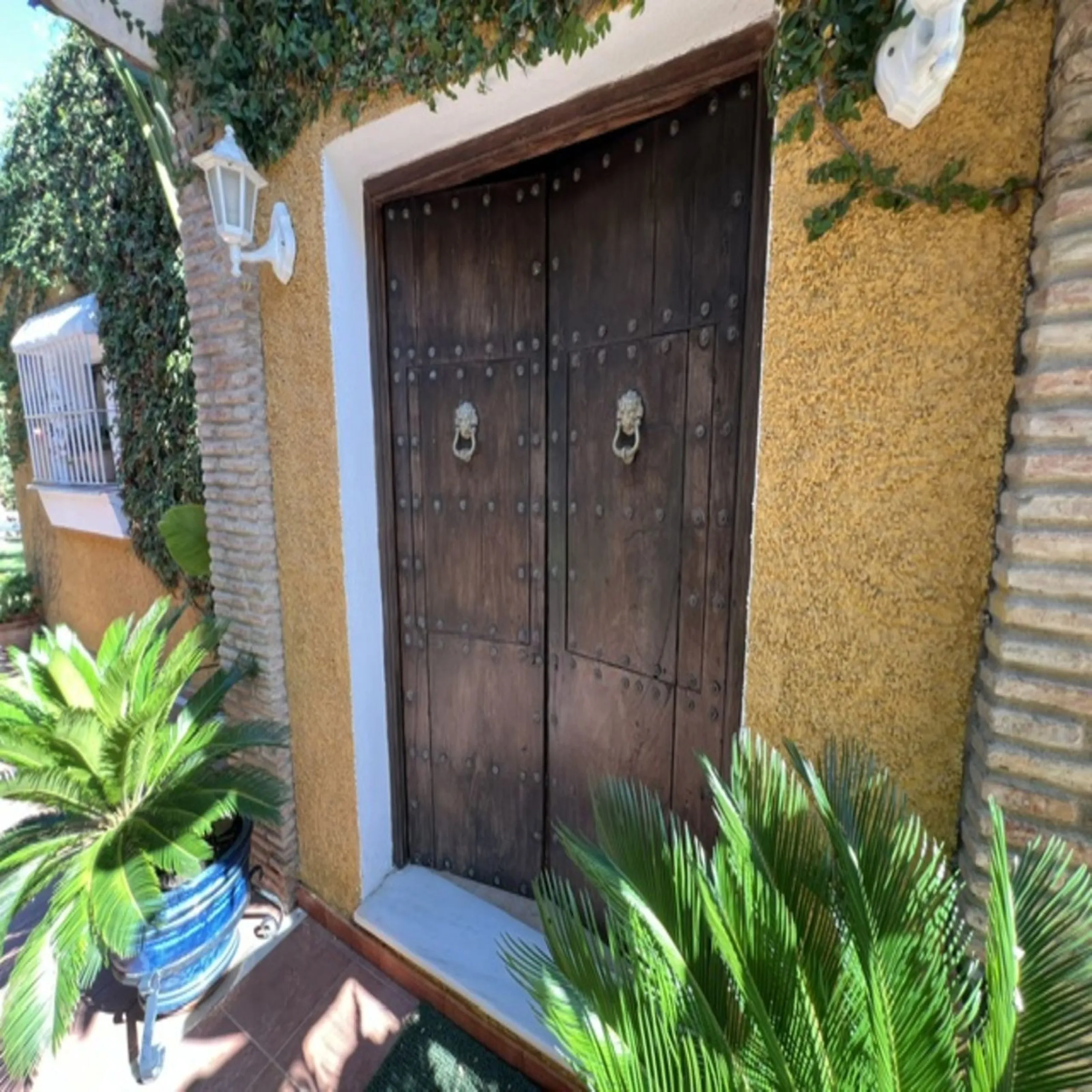 House - Detached Villa в продаже в Marbella, Málaga. В доме 3 спален и 2 ванных комнат. Площадь дома 148 м². Площадь участка 1575 м²