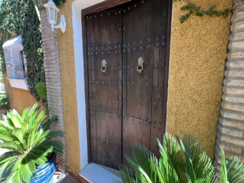 House - Detached Villa в продаже в Marbella, Málaga. В доме 3 спален и 2 ванных комнат. Площадь дома 148 м². Площадь участка 1575 м²