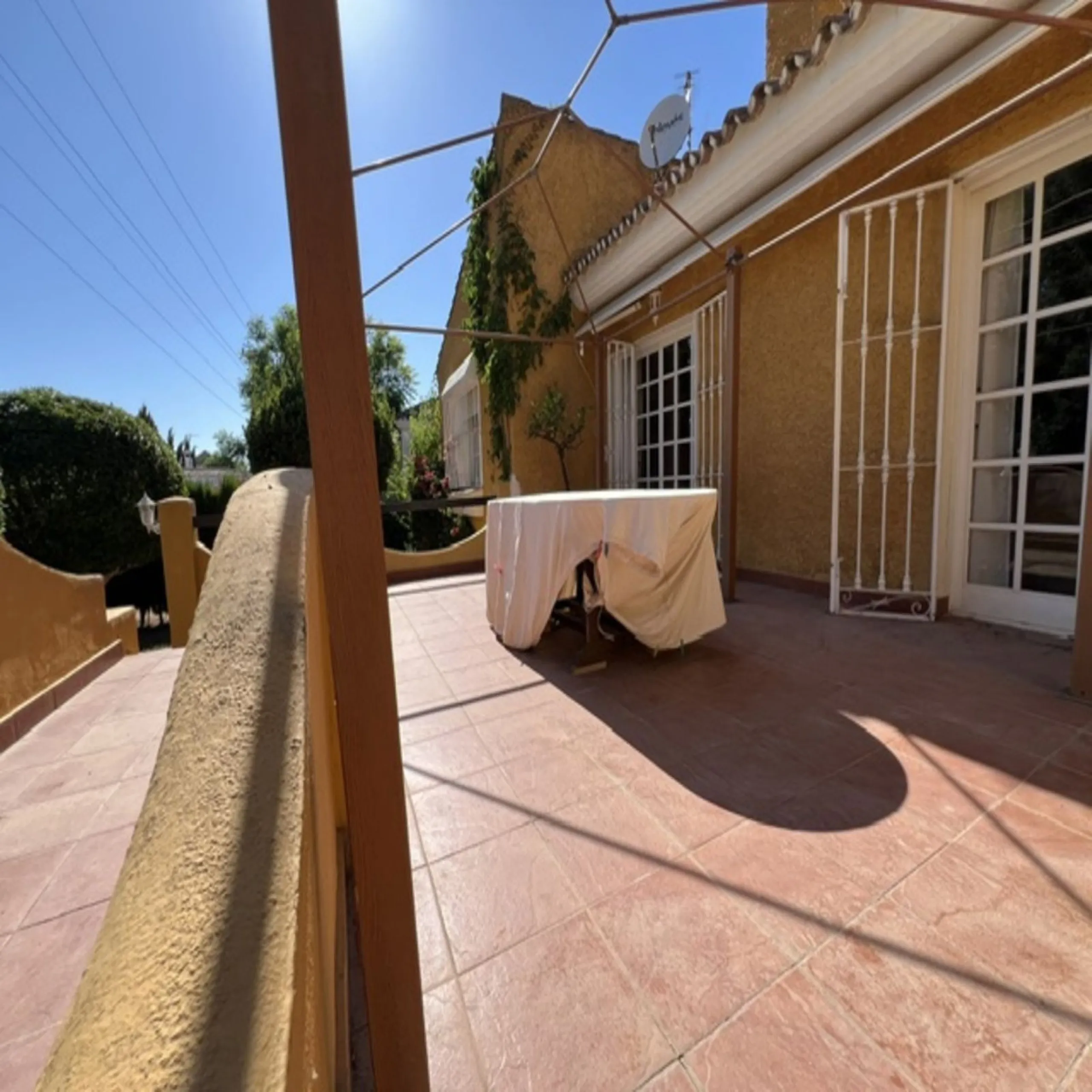 House - Detached Villa в продаже в Marbella, Málaga. В доме 3 спален и 2 ванных комнат. Площадь дома 148 м². Площадь участка 1575 м²