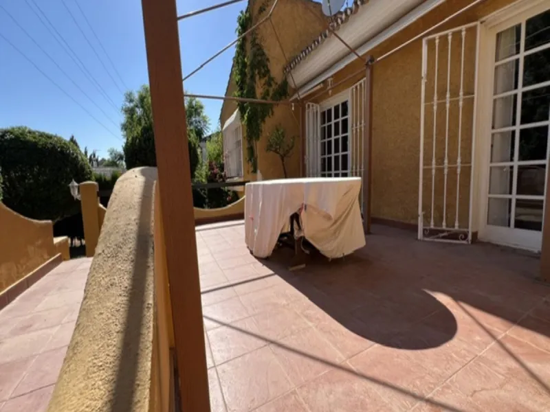 House - Detached Villa в продаже в Marbella, Málaga. В доме 3 спален и 2 ванных комнат. Площадь дома 148 м². Площадь участка 1575 м²