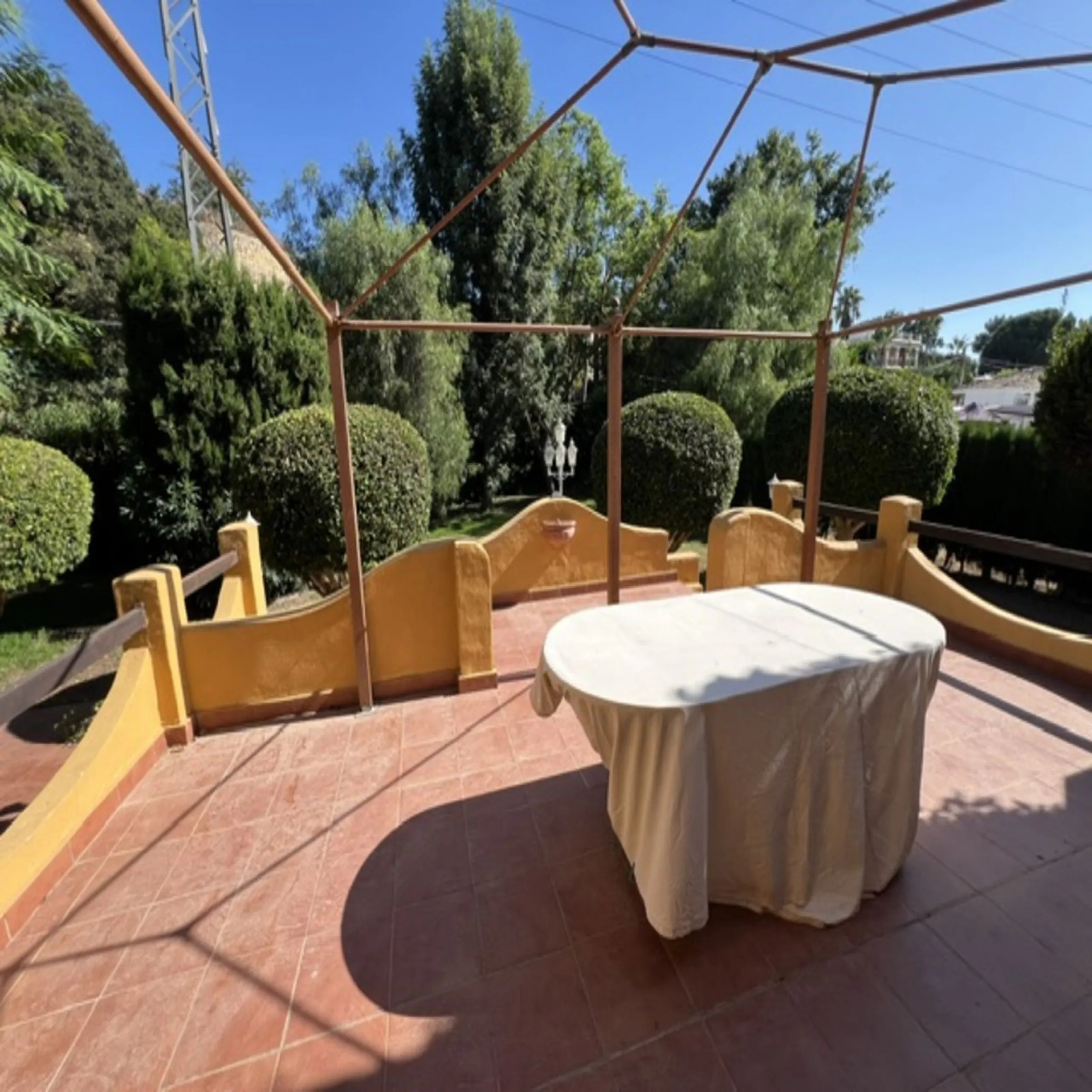 House - Detached Villa в продаже в Marbella, Málaga. В доме 3 спален и 2 ванных комнат. Площадь дома 148 м². Площадь участка 1575 м²