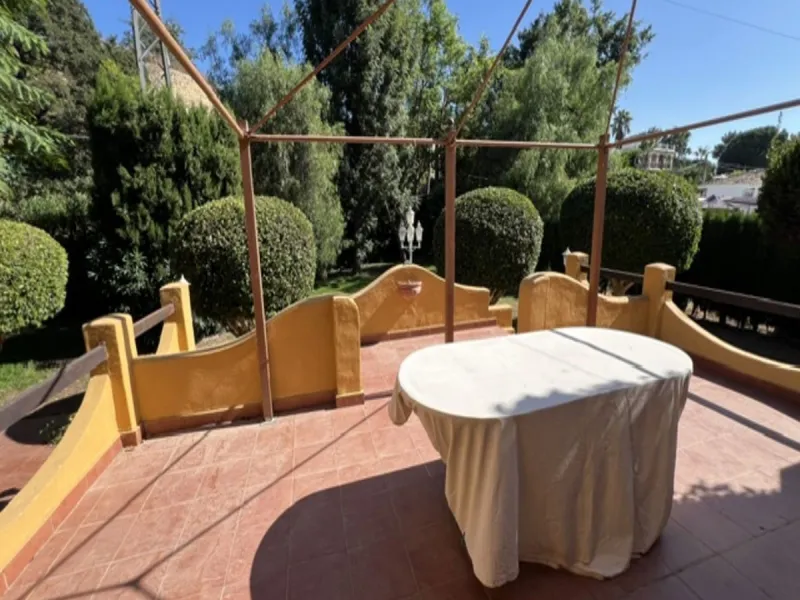 House - Detached Villa в продаже в Marbella, Málaga. В доме 3 спален и 2 ванных комнат. Площадь дома 148 м². Площадь участка 1575 м²