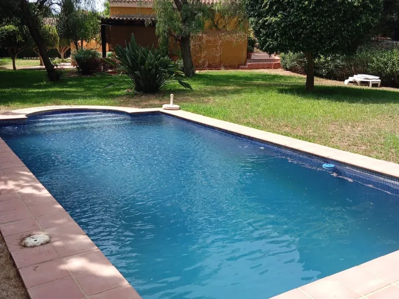 House - Detached Villa в продаже в Marbella, Málaga. В доме 3 спален и 2 ванных комнат. Площадь дома 148 м². Площадь участка 1575 м²