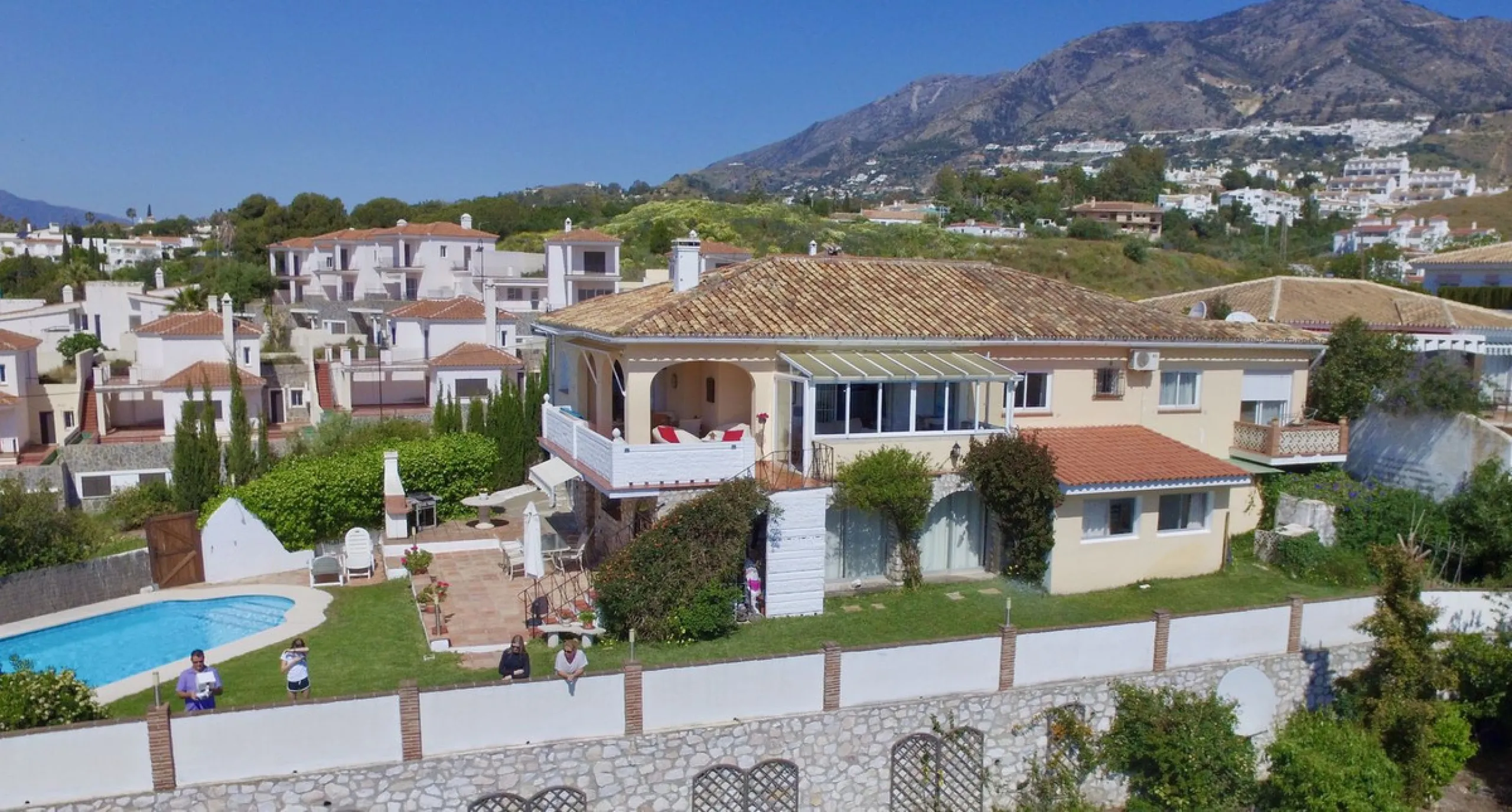 Welcome to this detached villa located in the highly sought-after area of Mijas, offering breathtaking views of sea and mountain…an enviable location, and a multitude of desirable features. Situated on a tranquil urbanization, this property spans across t
