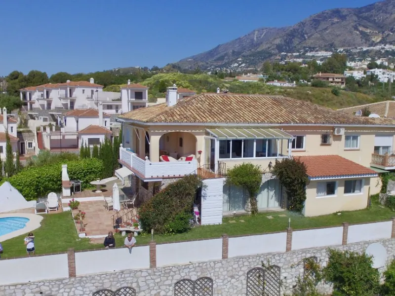 House - Detached Villa в продаже в Mijas, Málaga. В доме 6 спален и 5 ванных комнат. Площадь дома 320 м². Площадь участка 900 м²