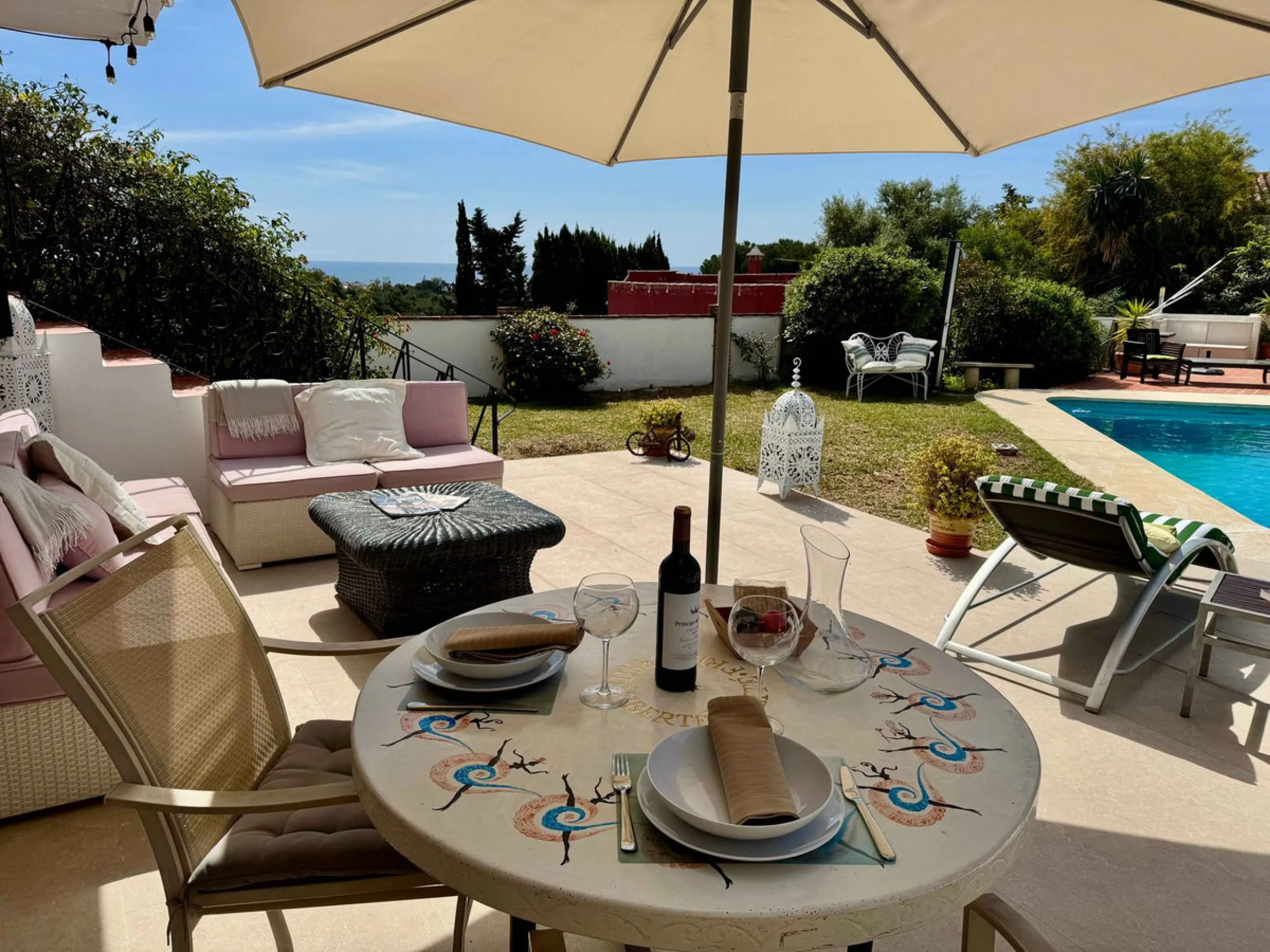 Welcome to this detached villa located in the highly sought-after area of Mijas, offering breathtaking views of sea and mountain…an enviable location, and a multitude of desirable features. Situated on a tranquil urbanization, this property spans across t