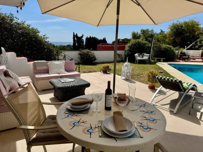 Welcome to this detached villa located in the highly sought-after area of Mijas, offering breathtaking views of sea and mountain…an enviable location, and a multitude of desirable features. Situated on a tranquil urbanization, this property spans across t