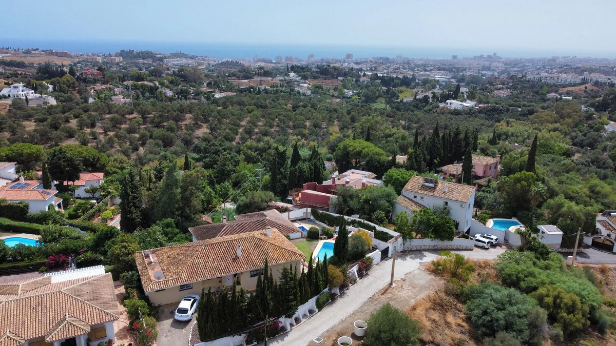 Welcome to this detached villa located in the highly sought-after area of Mijas, offering breathtaking views of sea and mountain…an enviable location, and a multitude of desirable features. Situated on a tranquil urbanization, this property spans across t