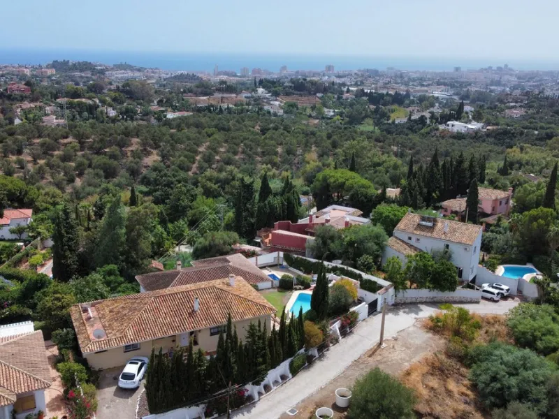 Welcome to this detached villa located in the highly sought-after area of Mijas, offering breathtaking views of sea and mountain…an enviable location, and a multitude of desirable features. Situated on a tranquil urbanization, this property spans across t