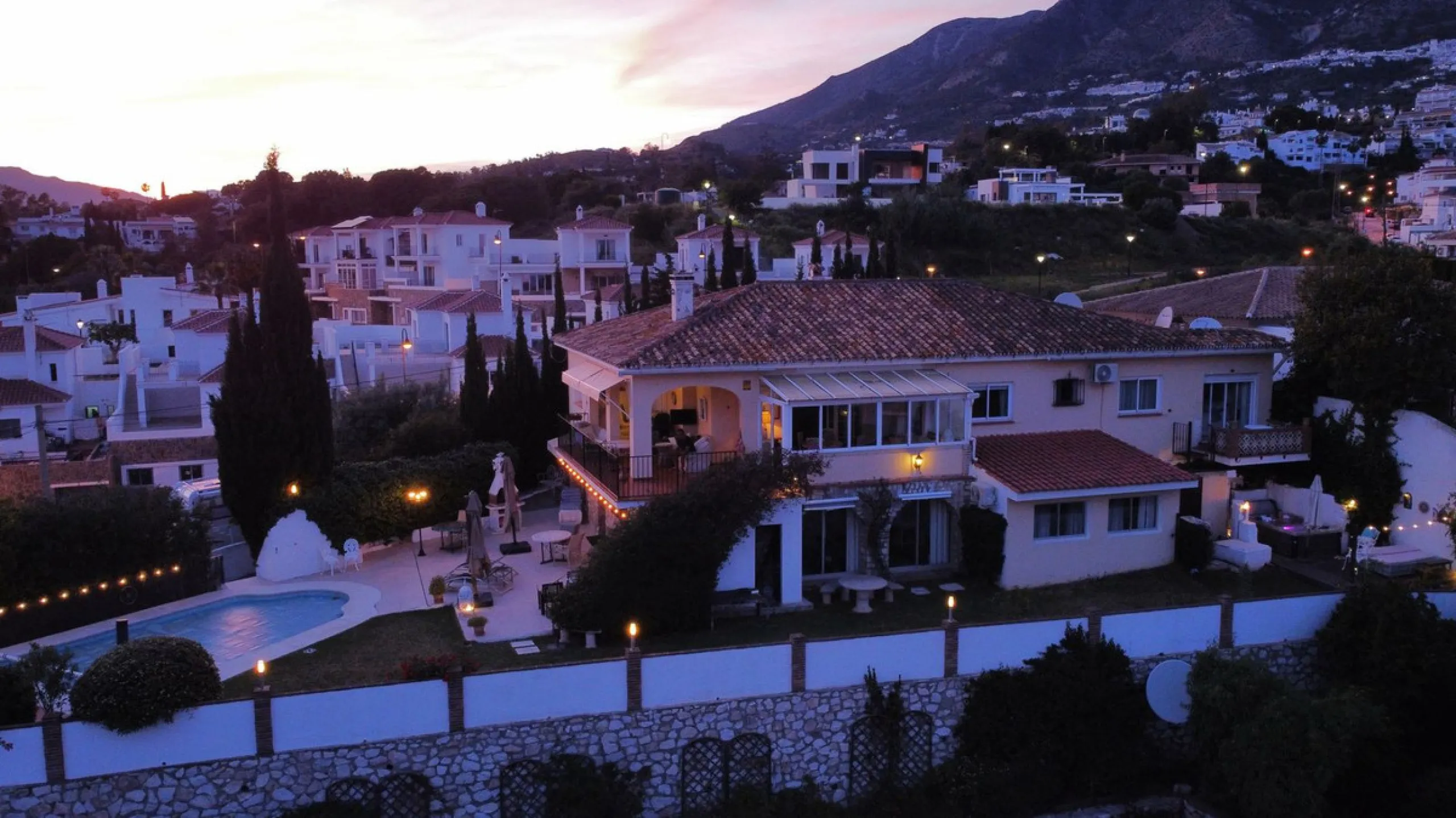 Welcome to this detached villa located in the highly sought-after area of Mijas, offering breathtaking views of sea and mountain…an enviable location, and a multitude of desirable features. Situated on a tranquil urbanization, this property spans across t