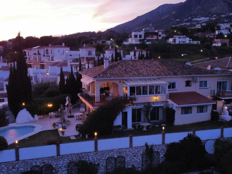 Welcome to this detached villa located in the highly sought-after area of Mijas, offering breathtaking views of sea and mountain…an enviable location, and a multitude of desirable features. Situated on a tranquil urbanization, this property spans across t